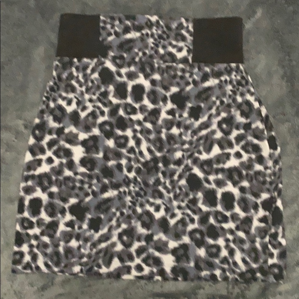 Women’s skirt, no boundaries, S/CH